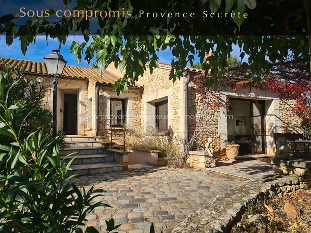 A vendre charmante maison au calme à Roussillon dans une copropriété